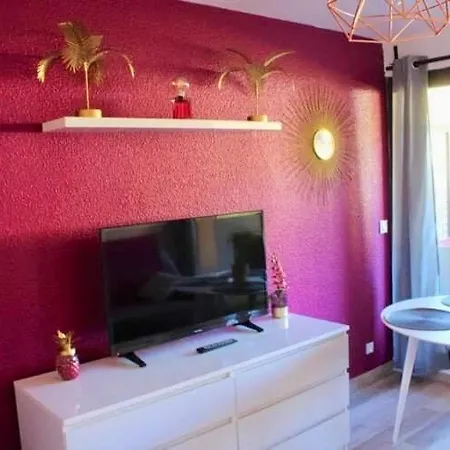 Joli Terrasse Avec Piscine Et Parking 생시프리앙
