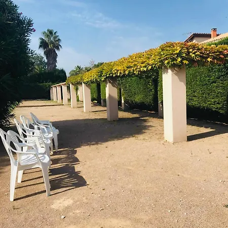 Joli Terrasse Avec Piscine Et Parking