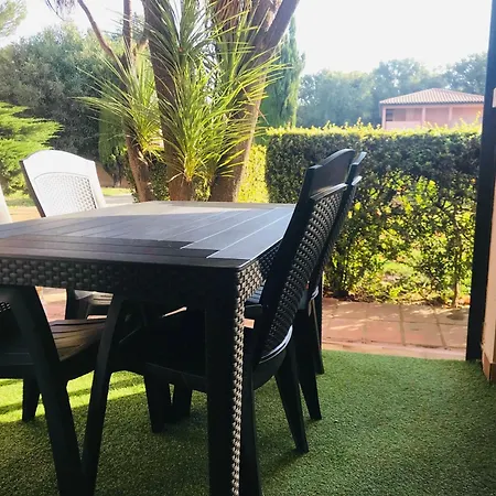Joli Terrasse Avec Piscine Et Parking