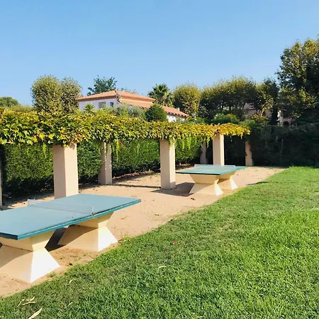 Joli Terrasse Avec Piscine Et Parking アパート サン・シプリアン
